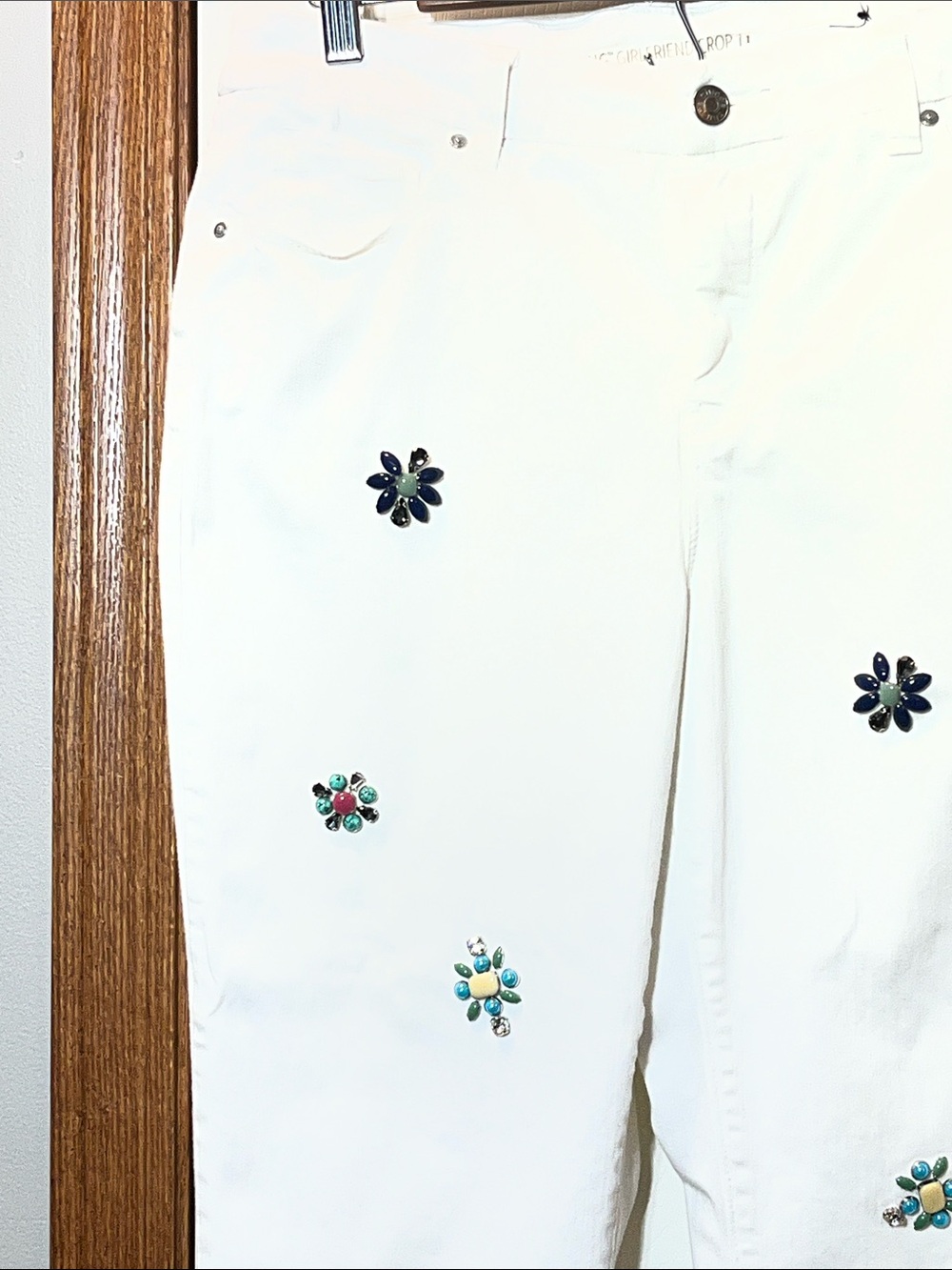 Chico’s White Floral Jeweled Front Cropped Girlfriend Jeans Size 1 (Women’s 8) - Picture 2 of 16